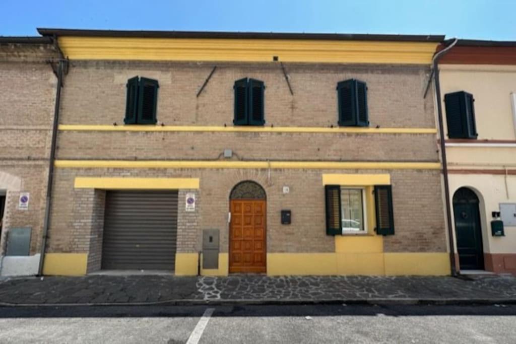 Affittacamere Il Cortile キアラヴァッレ エクステリア 写真