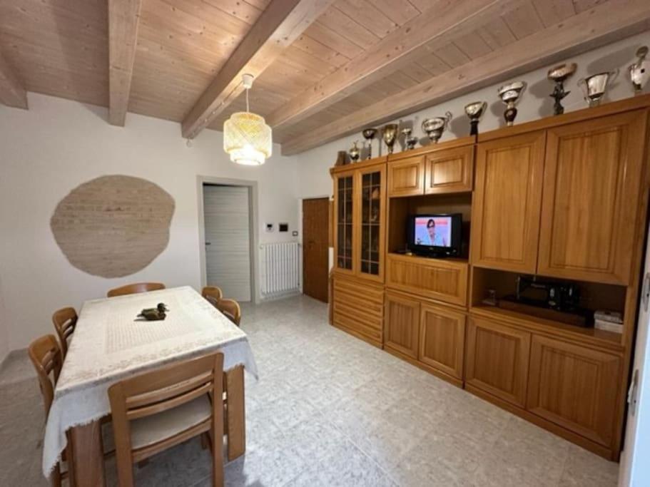 Affittacamere Il Cortile キアラヴァッレ エクステリア 写真
