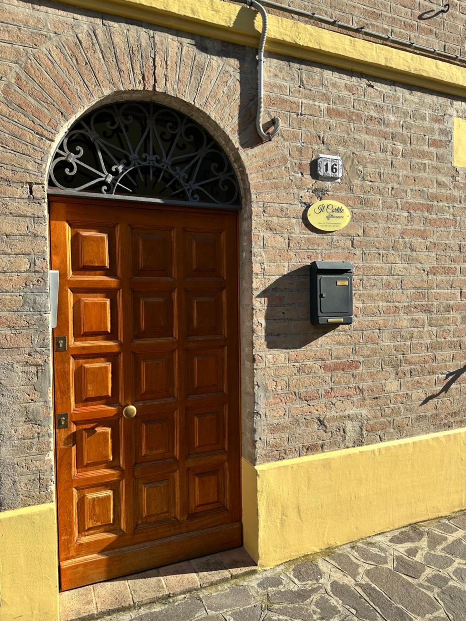Affittacamere Il Cortile キアラヴァッレ エクステリア 写真