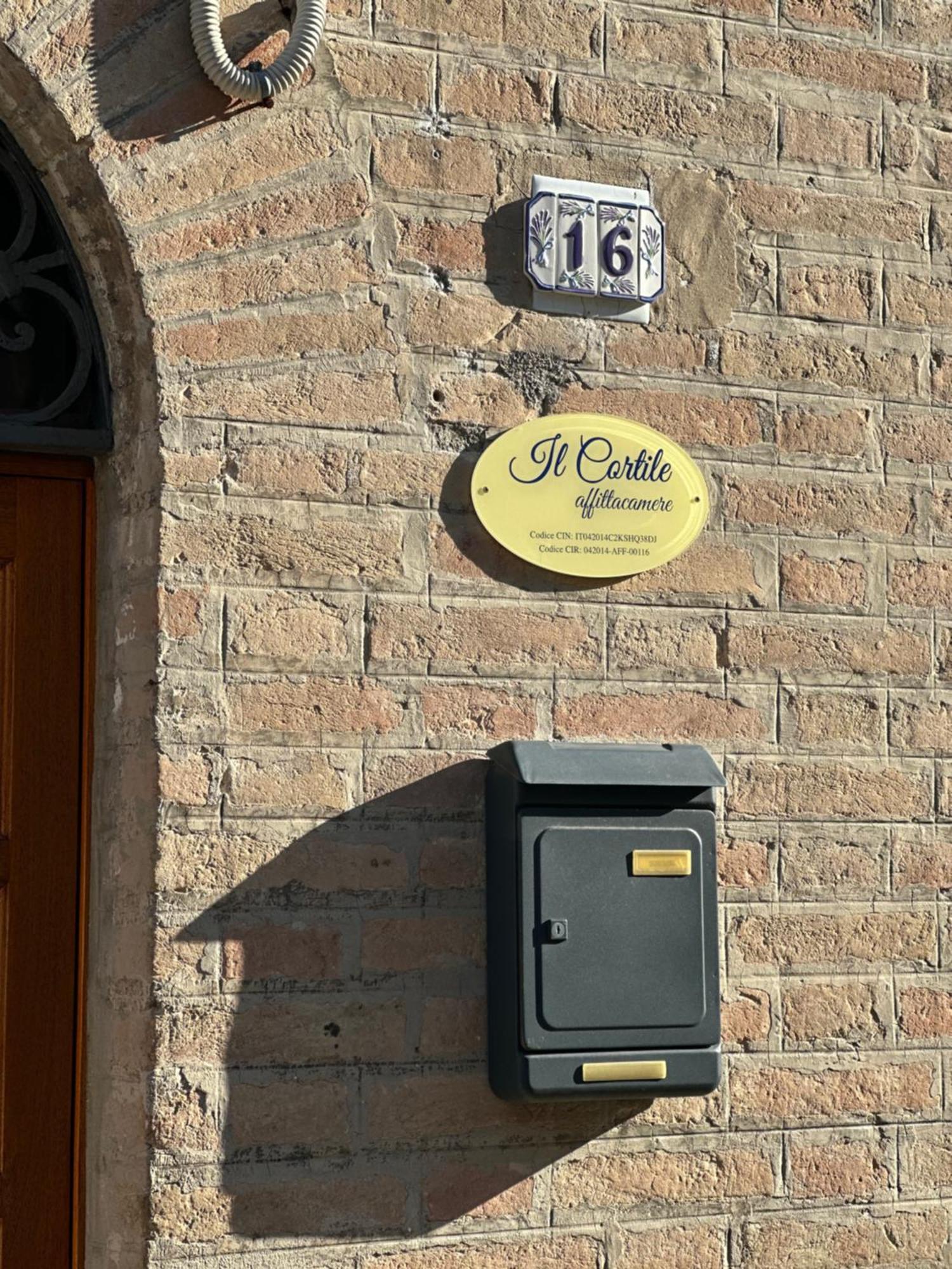Affittacamere Il Cortile キアラヴァッレ エクステリア 写真